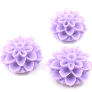 50 פרחים מפלסטיק להדבקה , 15ממ , סגול
