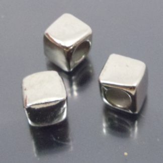 50 חרוזי מתכת ניקל, 7ממ, חור 4ממ