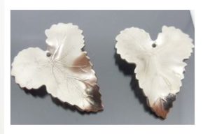 10 תליוני מתכת בצורת עלי גפן, ניקל, 26X32ממ