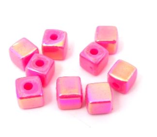 300 יח' חרוזים אקריליים מרובעים ורוד פוקסייה מטאלי 4ממ