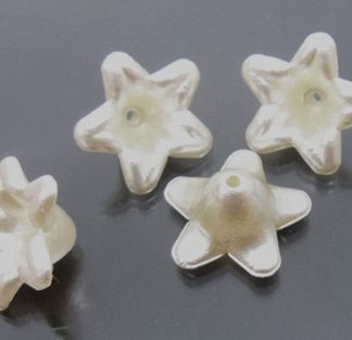 50 חרוזי פרחים מפלסטיק, לבן פנינה, 15ממ
