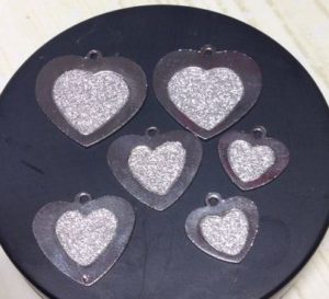 6 תליוני מתכת מוכספים, מרכז מנצנץ , 15-20ממ