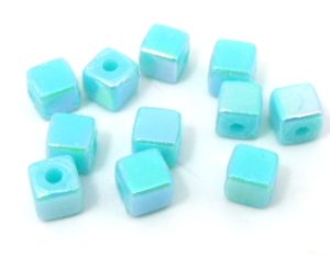 300 יח' חרוזים אקריליים מרובעים טורכיז מטאלי 4ממ