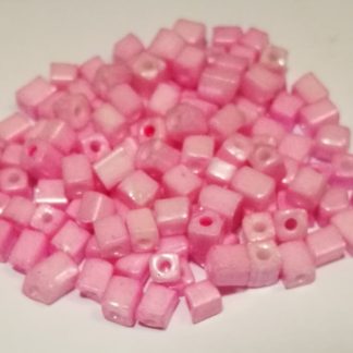 100 חרוזי זכוכית מרובעים,ורוד בייבי, 4ממ