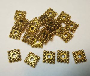 50 חרוזי מתכת מוזהבים, 7X7 ממ