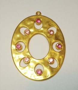 4 תליוני מתכת מוזהבים משובצים קריסטל ורוד, 35X45ממ