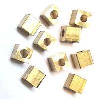 50 חרוזי מתכת מרובעים מוזהבים, 4ממ