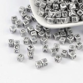 130 חרוזי אותיות באנגלית, כסופים, מרובעים, 6ממ