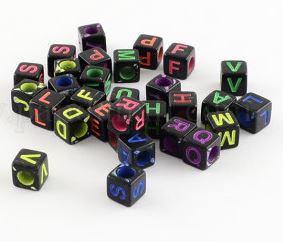 155 חרוזי אותיות באנגלית מפלסטיק, 6X6ממ צבעוניים, עובי חור: כ 3ממ