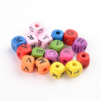 1190 חרוזי אותיות באנגלית מעץ צבעוני, 10X10ממ
