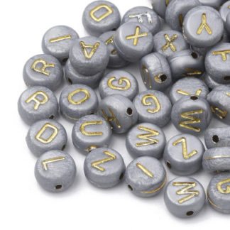 180 חרוזי אותיות באנגלית מפלסטיק, 7X4ממ אפור-זהב עגולים, עובי חור: כ 1.2ממ